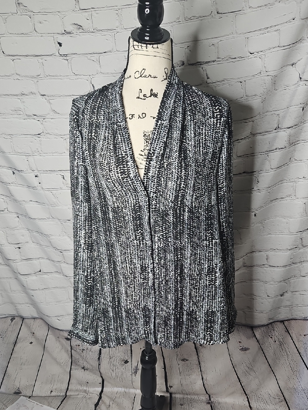 Violet & Claire Black and White Patterned Long Sleeve Button Down Blouse XL NWT